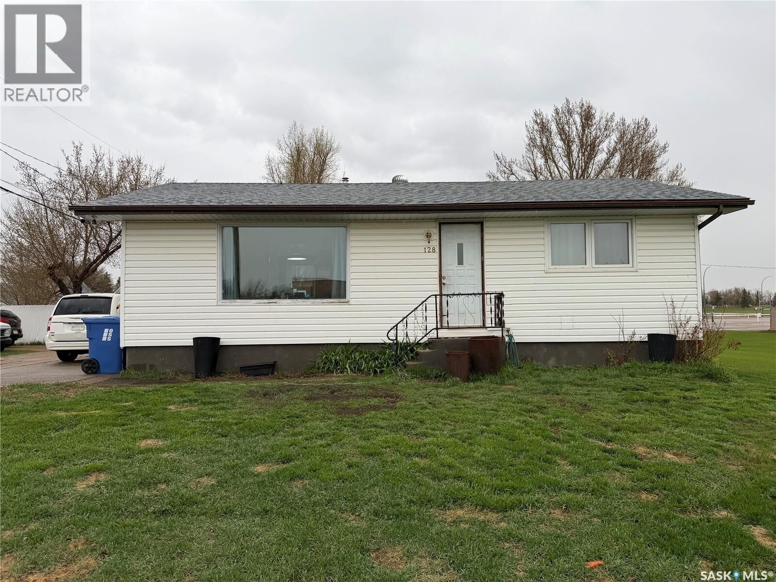Property Photo:  128 9th Street E  SK S0A 2P0 