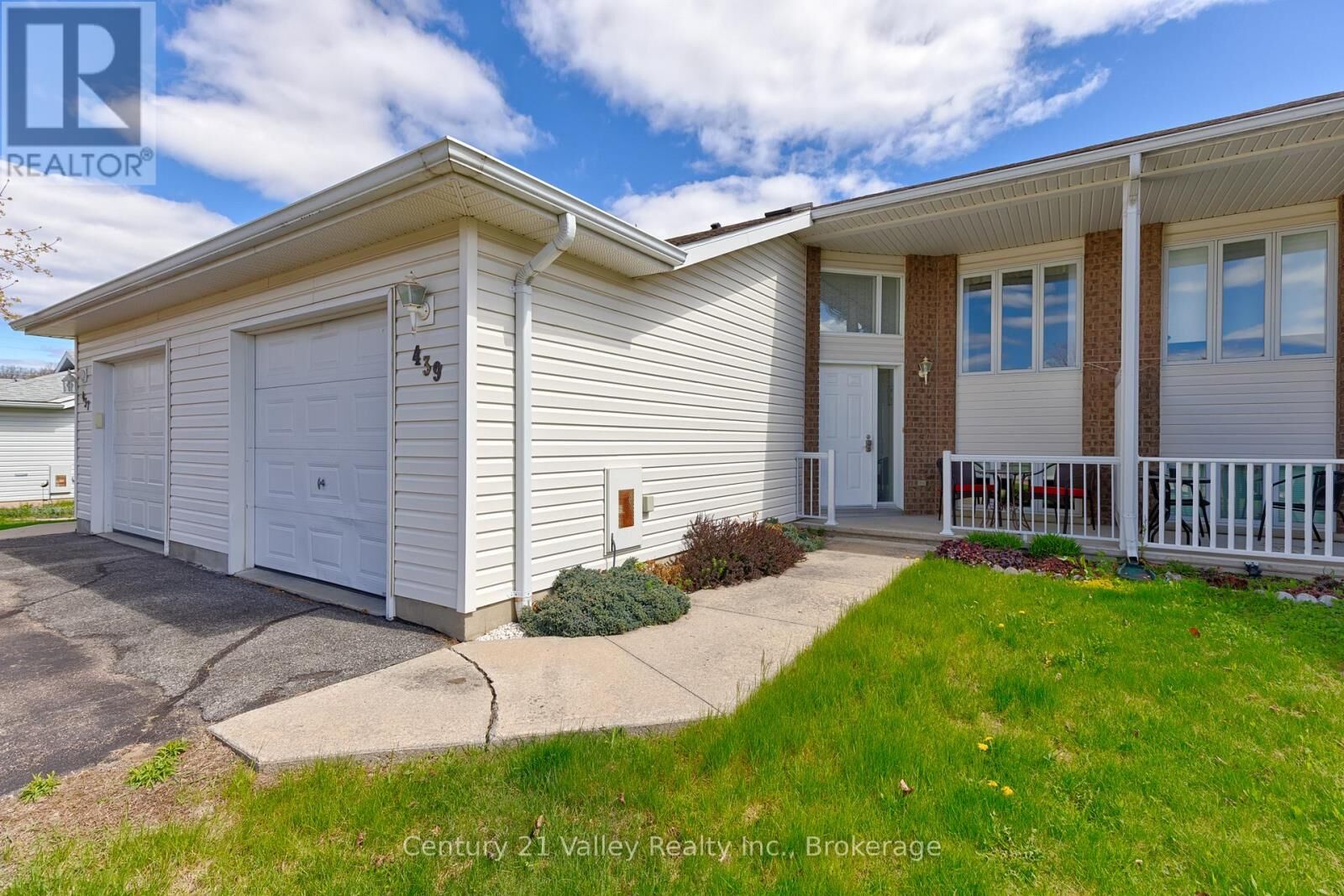 Property Photo: 439 Mayhew Street ON K7V 4L4