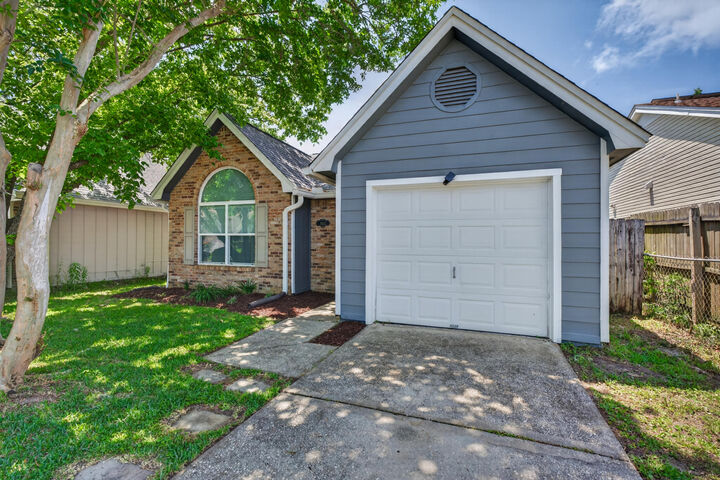 Property Photo:  3022 Yorktown Circle  FL 32547 