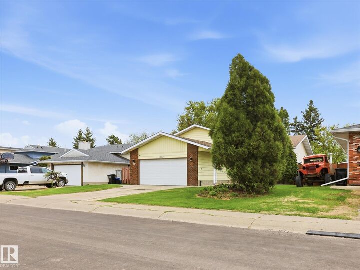 Property Photo: 18627 62A Avenue NW AB T5T 2T4