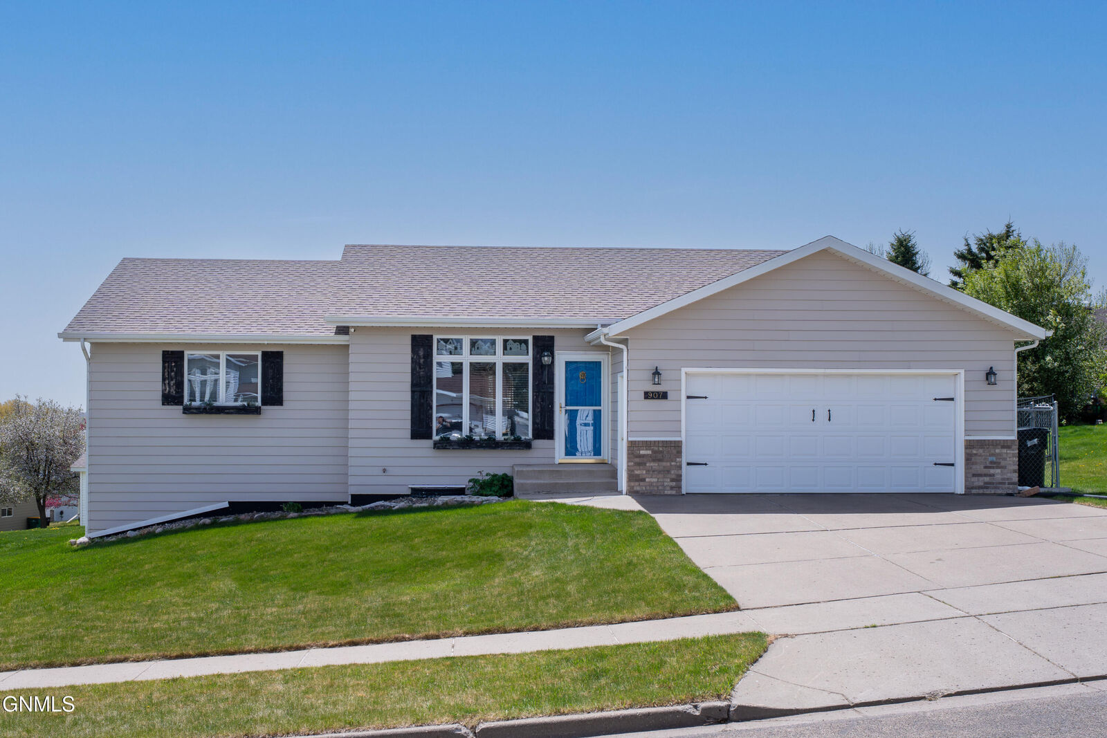 Property Photo:  907 Breton Drive  ND 58503 
