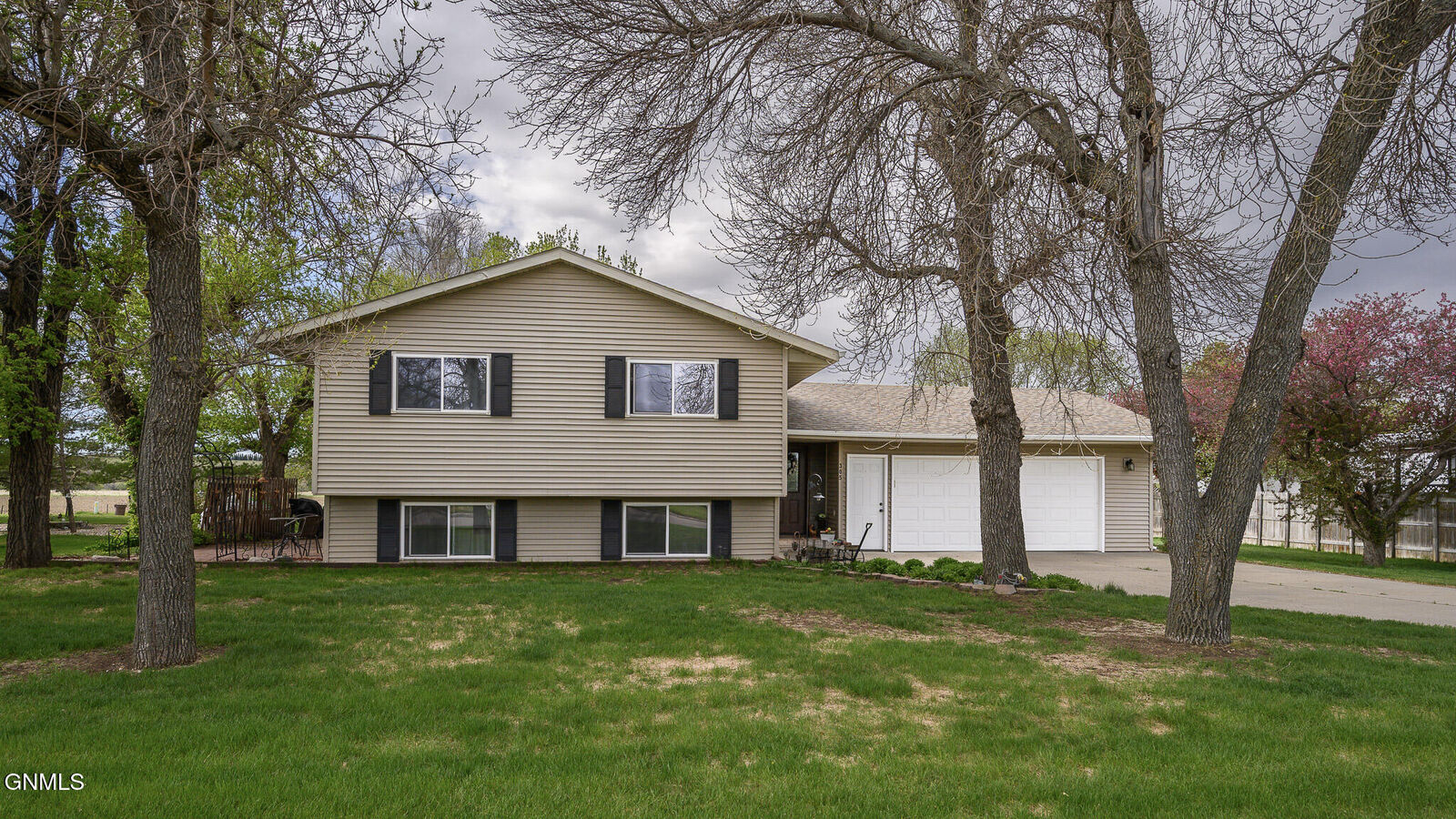 Property Photo:  305 1st Street SW  ND 58523 