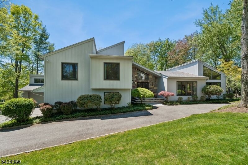 Property Photo:  10 Hawthorne Ct  NJ 07960 