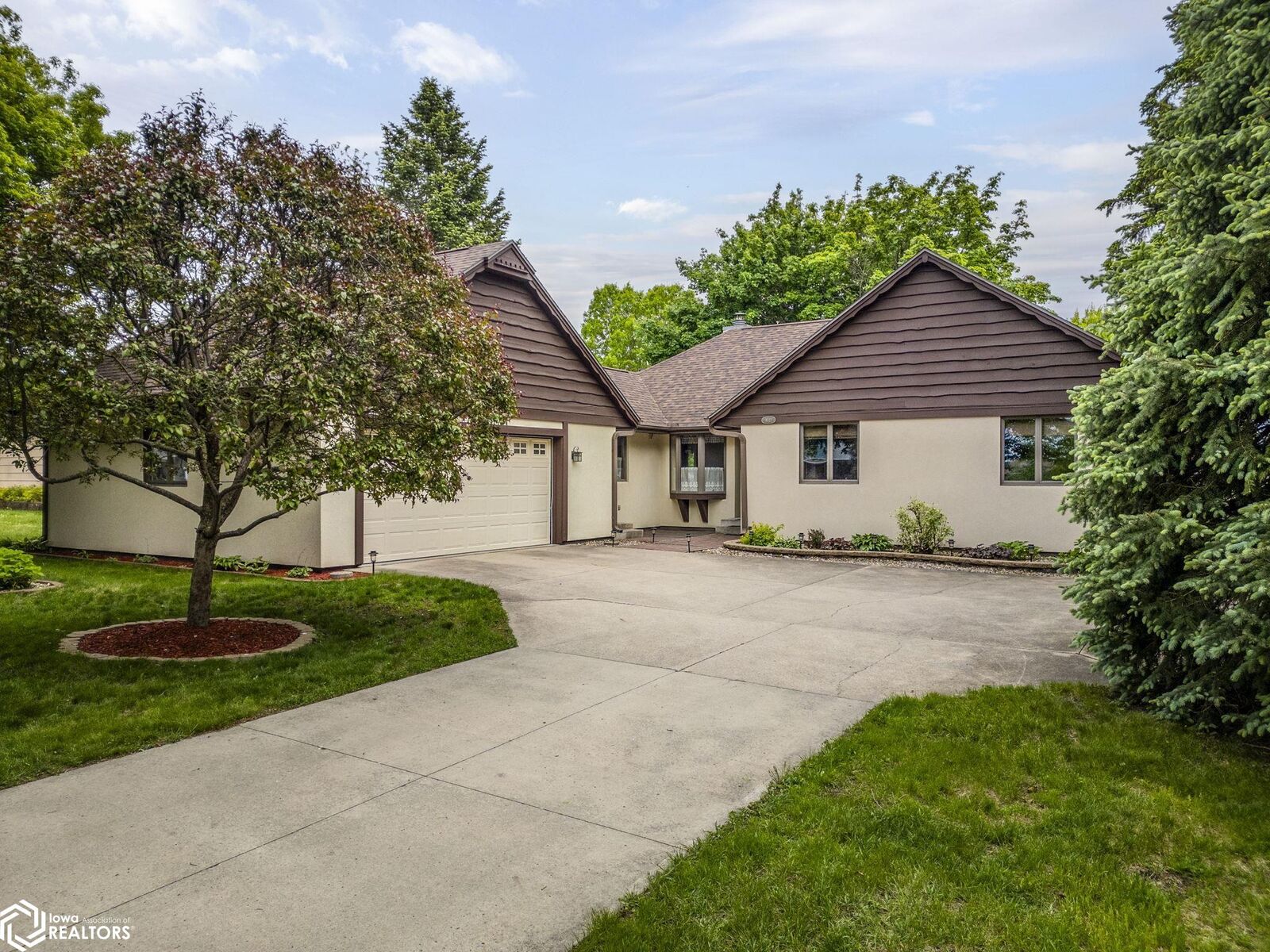 Property Photo: 1021 15th Street SE IA 50401