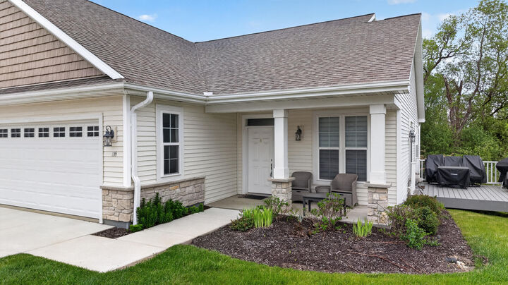 Property Photo: 18 Briarknoll Cir WI 53080