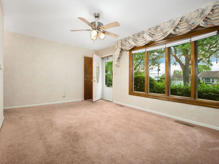 Property Photo: 308 N William Street IL 60056