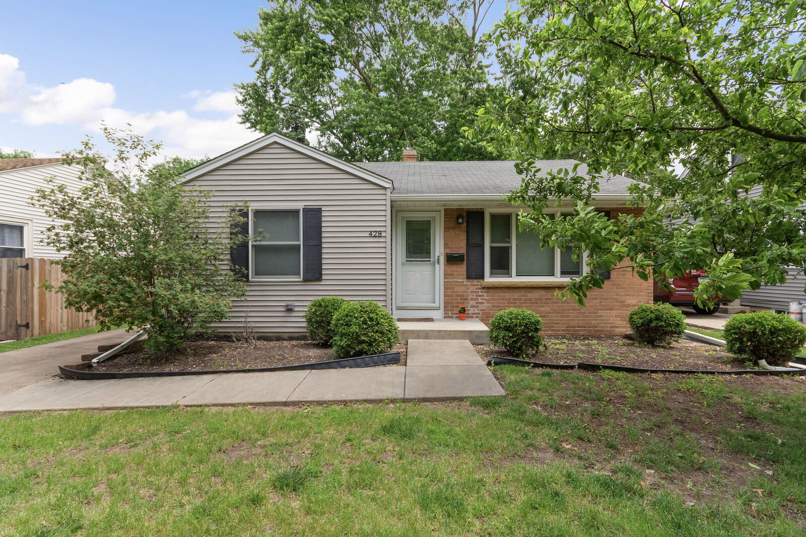 Property Photo: 428 Ingleside Avenue IL 60506