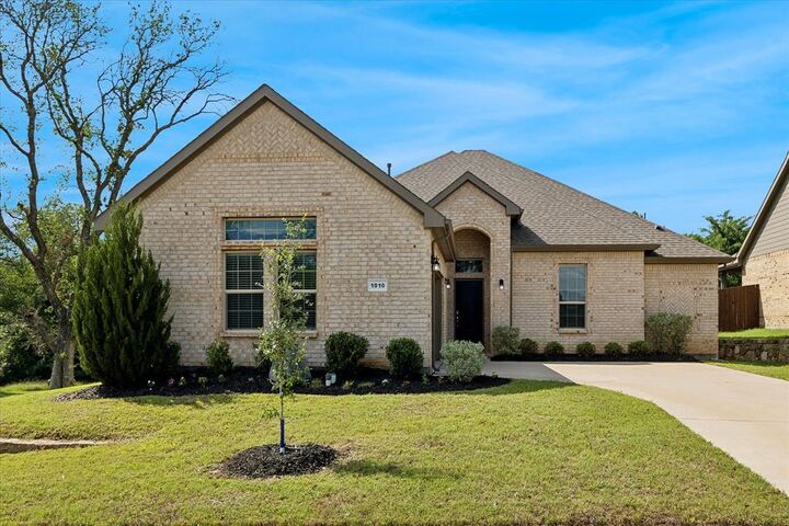 Property Photo:  1010 Silver Oak Drive  TX 76063 