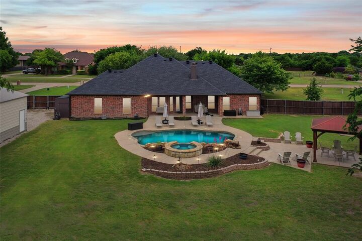 Property Photo: 3011 John T Lane TX 76065