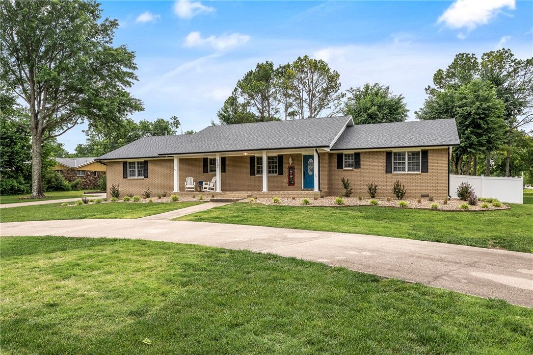 Property Photo:  1609 SW 2nd Street  AR 72712 