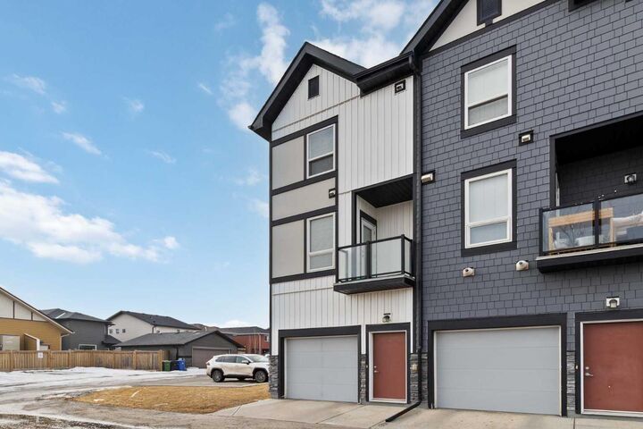 Property Photo:  11 Evanscrest Mews NW 402  AB T3P 0Y1 