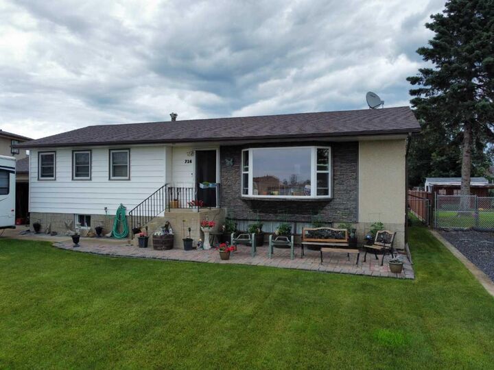 Property Photo:  716 6 Avenue  AB T0H 1P0 