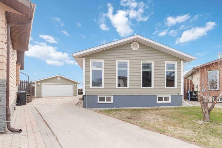 Property Photo:  233 Gladstone Bay  AB T9K 1S3 