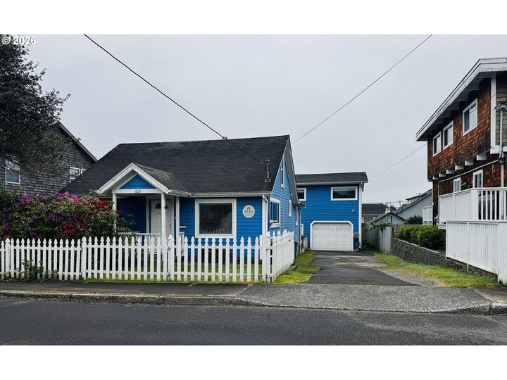 Property Photo:  251 10th Ave  OR 97138 