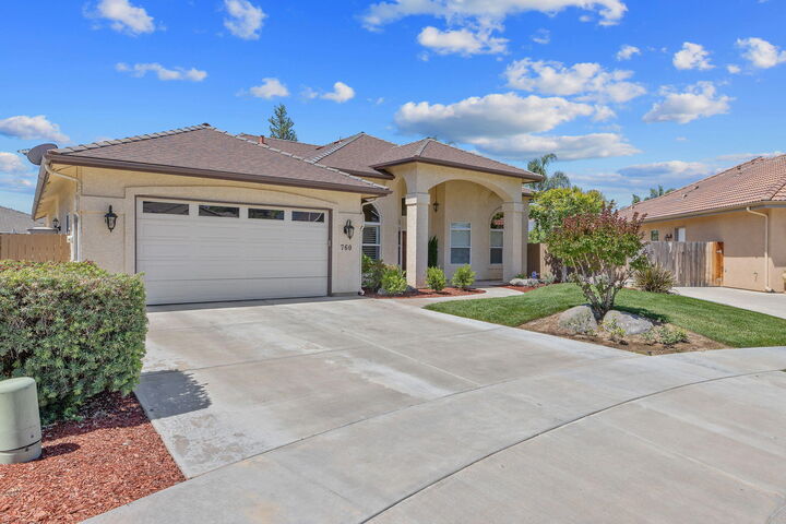 Property Photo: 760 Saint James Court CA 93221