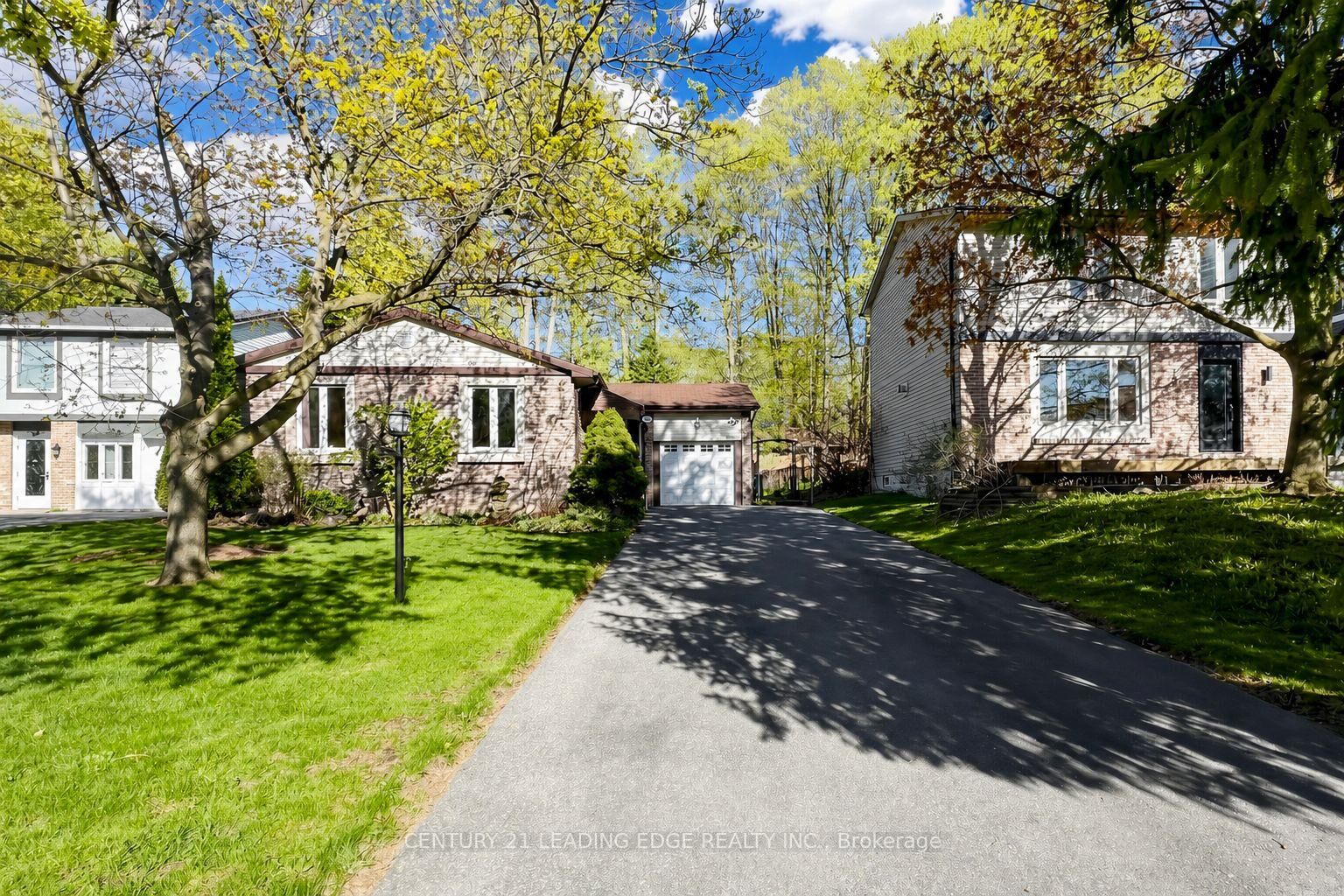 Property Photo:  323 Waratah Avenue  ON L3Y 5J3 