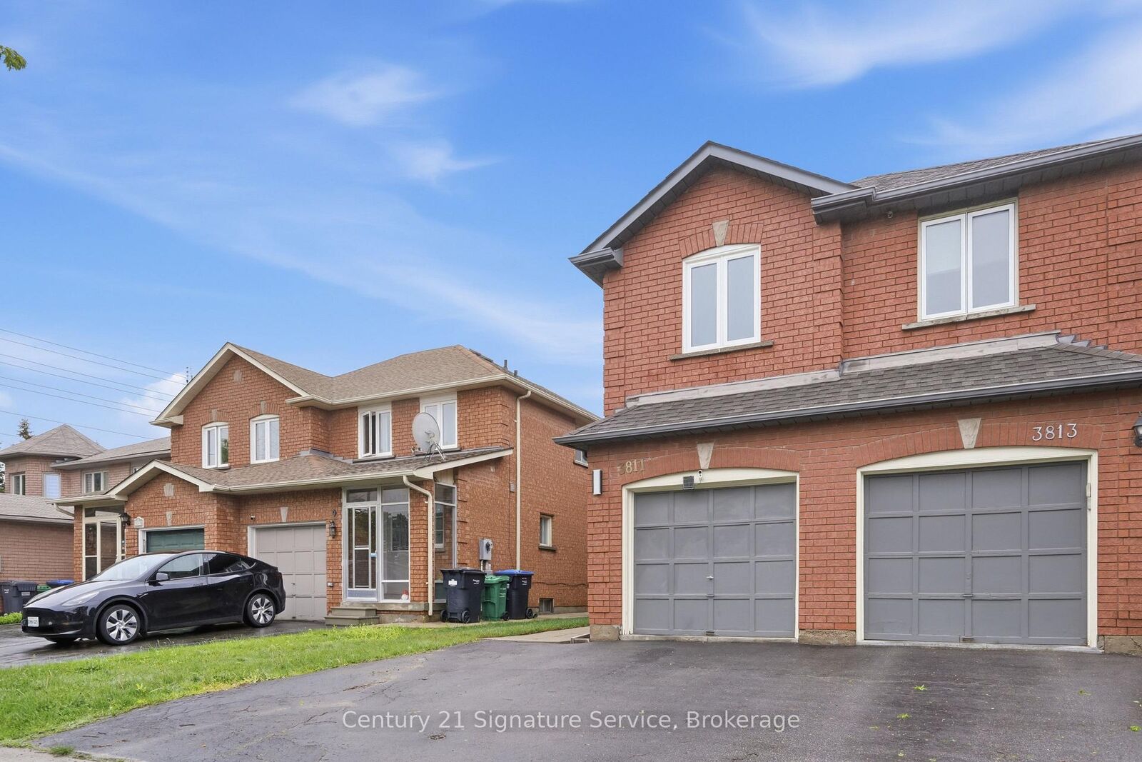 Property Photo: 3811 Densbury Drive ON L5N 6Z3