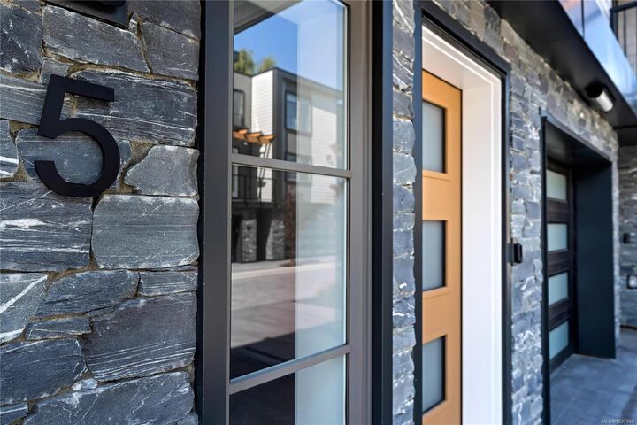 Property Photo: 2590 Penrhyn St #5 BC V8N 1G3