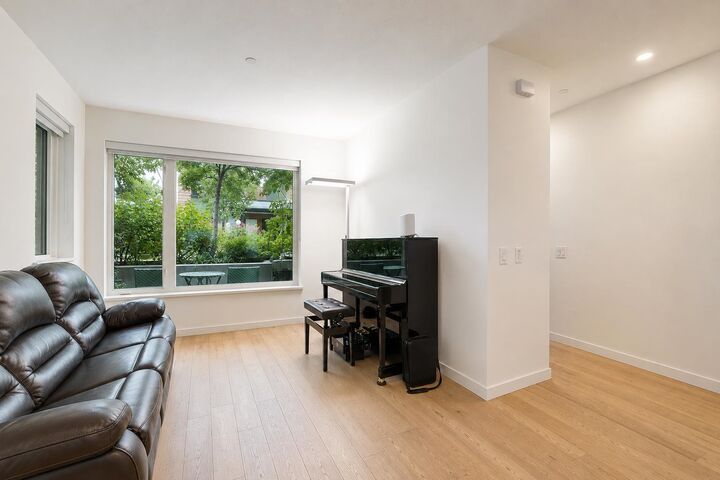 Property Photo: 528 E 2nd Street 42 BC V7L 0G8