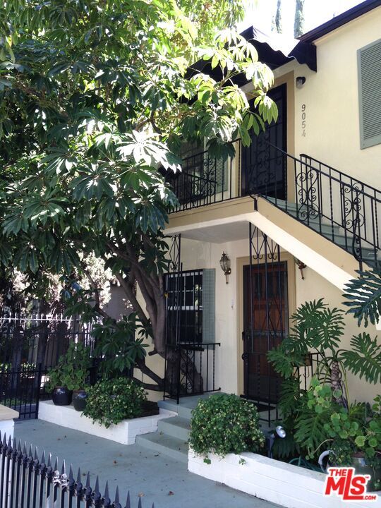 Property Photo:  9054 Elevado St  CA 90069 