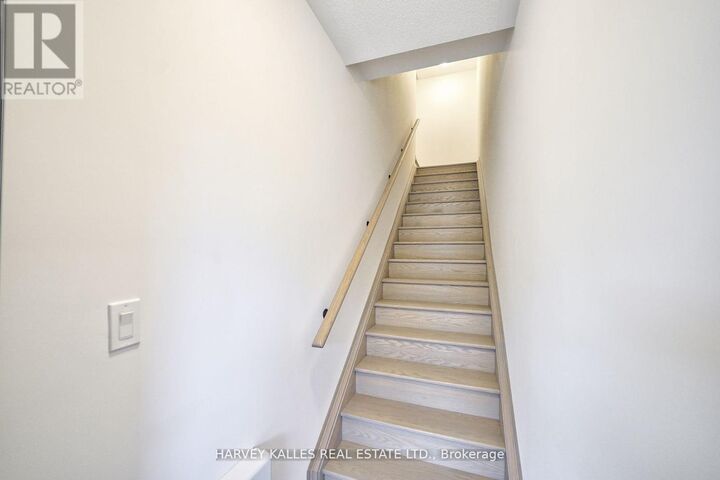 Property Photo:  17 Lytham Green Circle 21  ON L3Y 0H4 