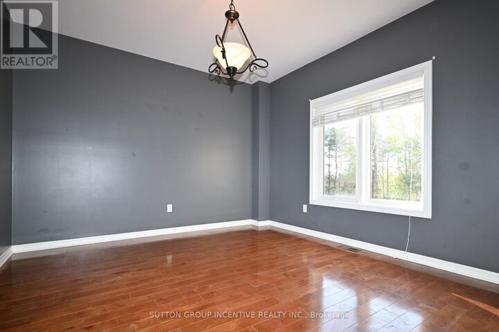 Property Photo:  28 Silvercreek Crescent Upper  ON L4N 1S7 