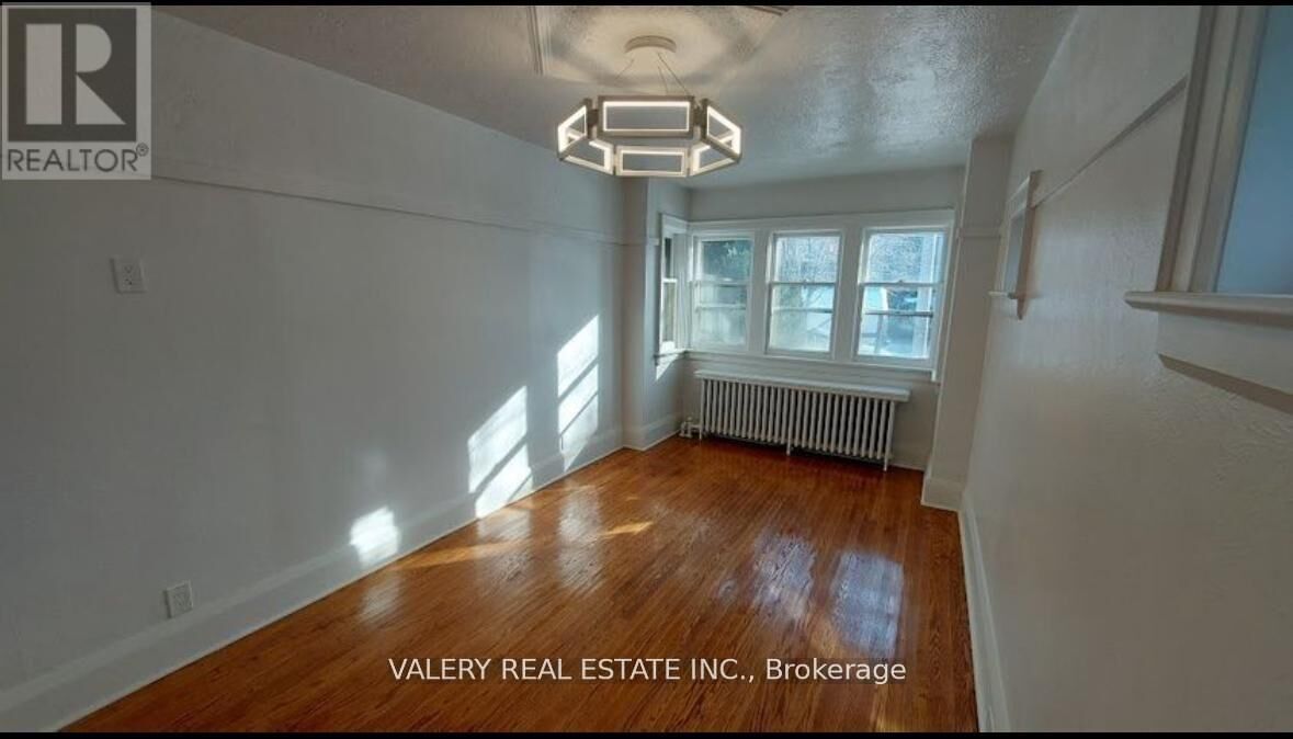 Property Photo:  130 Glengarry Avenue  ON M5M 1E2 