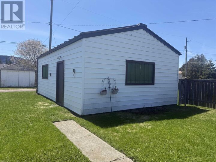 Property Photo:  308 Christina St W  ON P7E 4P6 