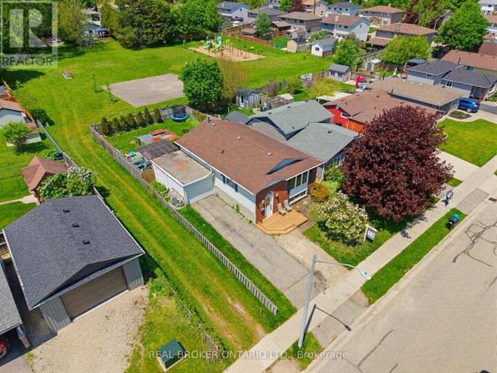 Property Photo: 26 Aspen Crescent ON N3B 1J8
