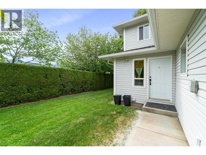 Property Photo:  2951 11 Avenue Northeast 1  BC V1E 1V8 