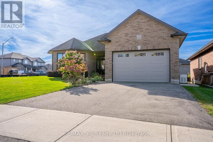 Property Photo:  220 Poldon Drive  ON N0J 1P0 