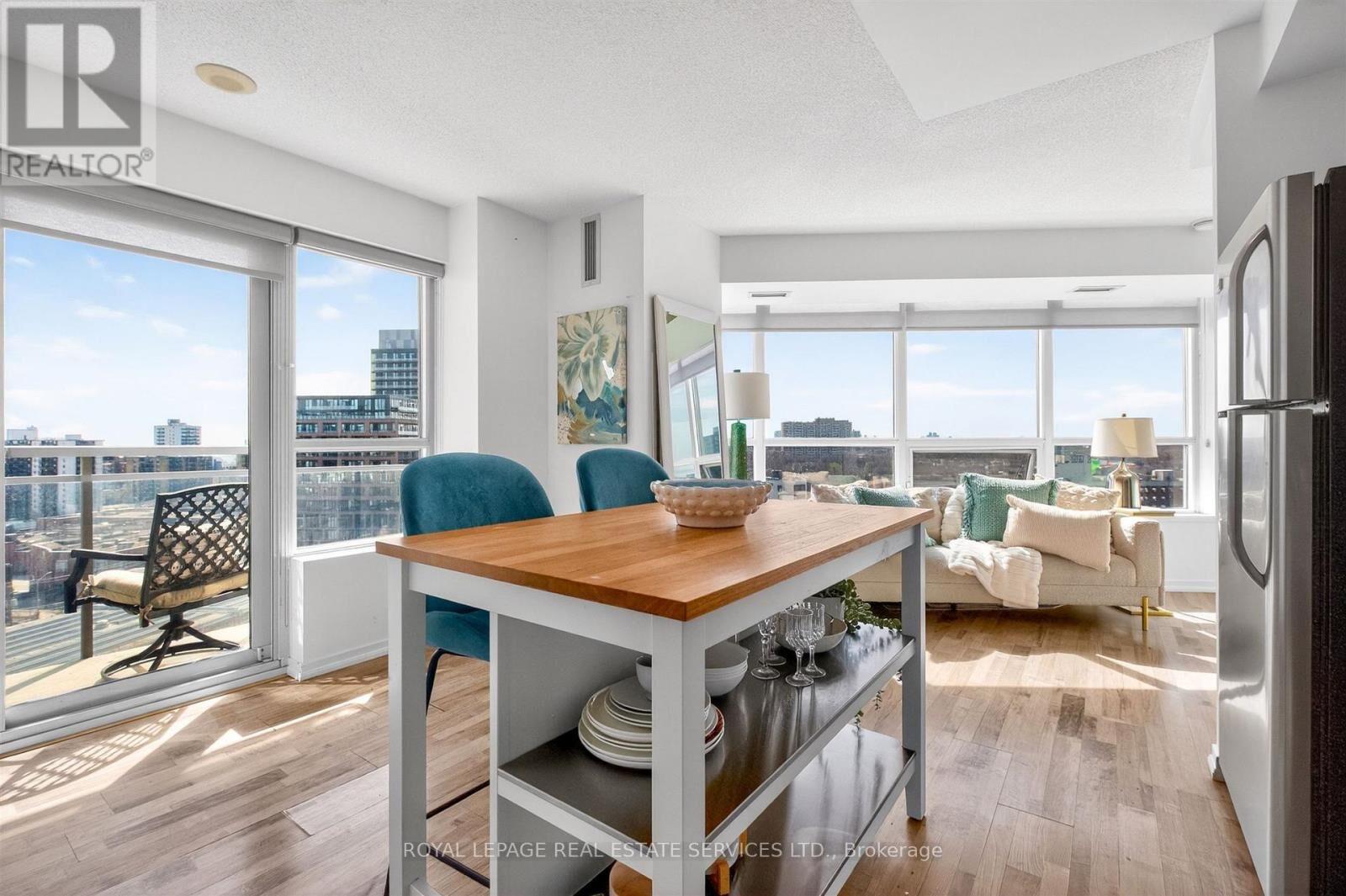 Property Photo:  38 Joe Shuster Way 1318  ON M6K 0A5 