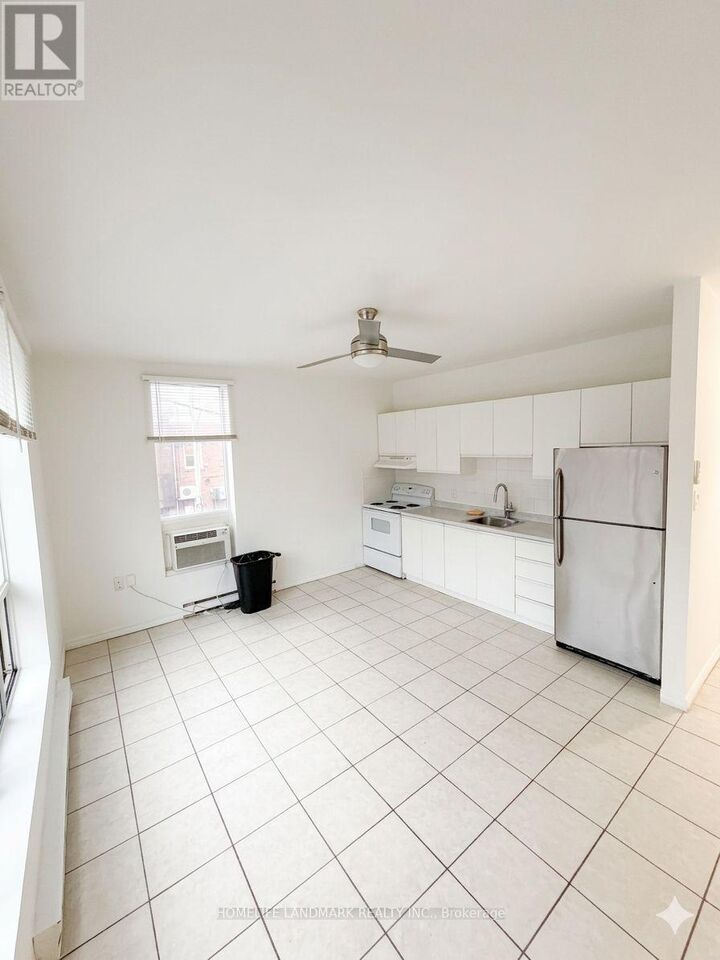 Property Photo:  968 Bathurst Street 4  ON M5R 3G6 