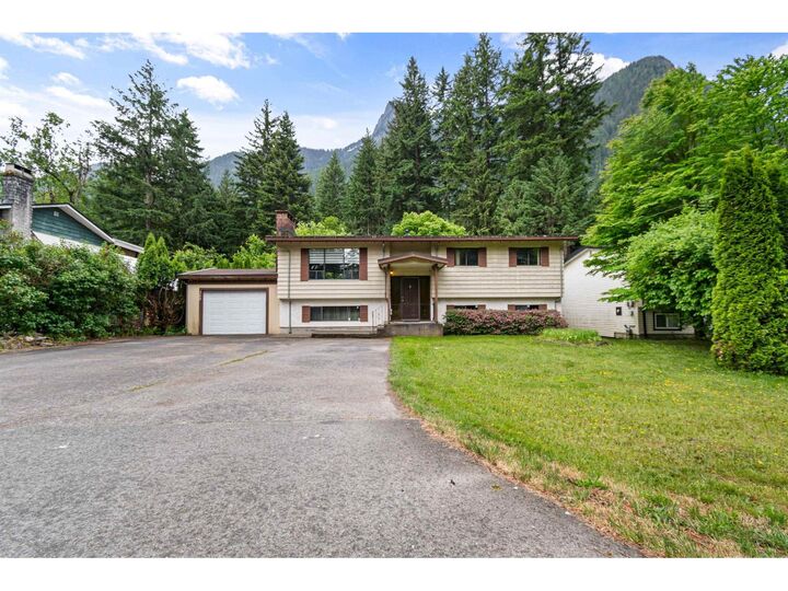 Property Photo: 260 Robertson Crescent BC V0X 1L4