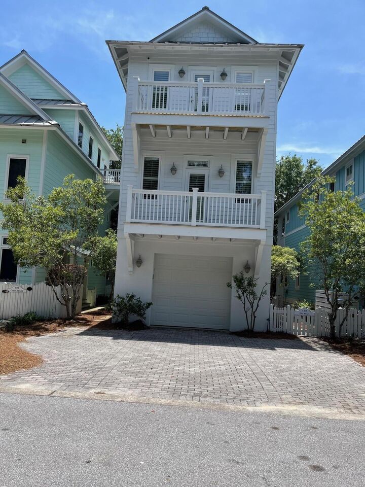 Property Photo: 123 Cottage Court FL 32413