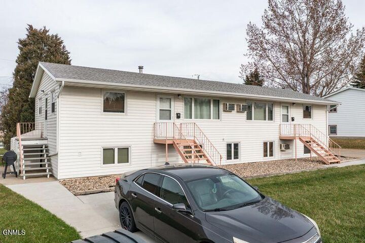 Property Photo: 1404 3rd Avenue NW ND 58554