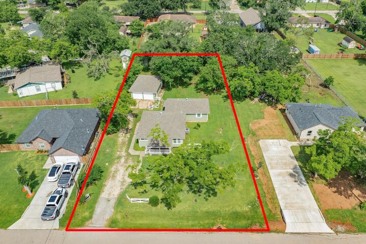 Property Photo:  824 Elm Street  TX 77531 