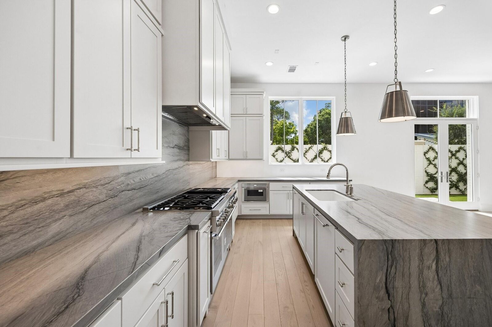 Property Photo: 5 Wentworth Green Way TX 77027