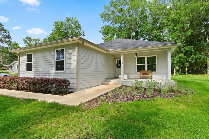 Property Photo:  601 SE 4th Avenue  FL 32666 