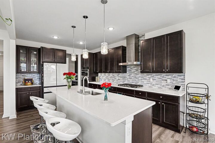 Property Photo:  4918 Knollwood Drive  MI 48085 3348 