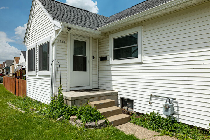 Property Photo:  1848 Anne Avenue  MI 48146 