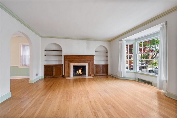 Property Photo: 2925 W Greenleaf Avenue IL 60645