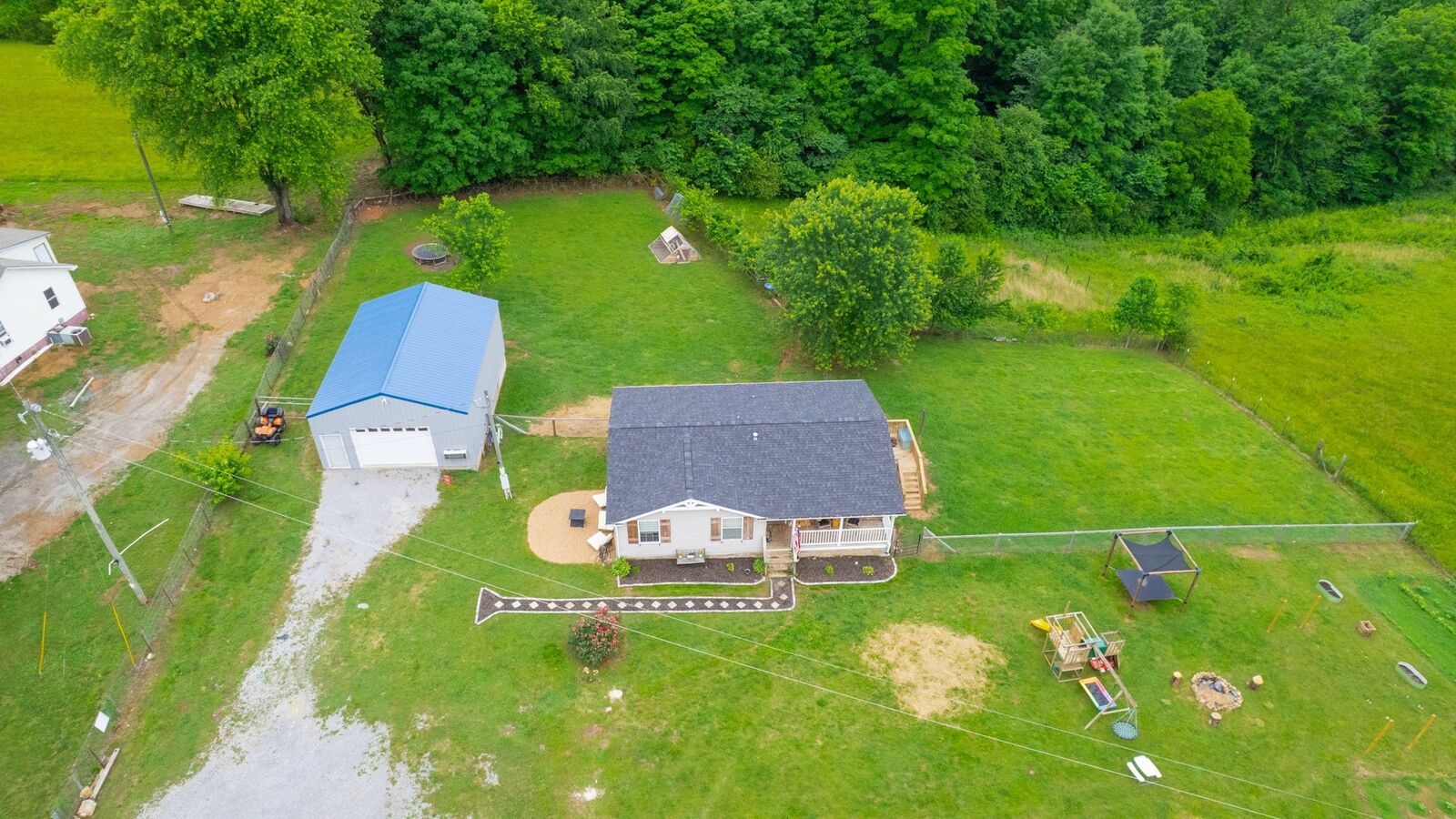 Property Photo: 133 Cleveland Rd TN 37183