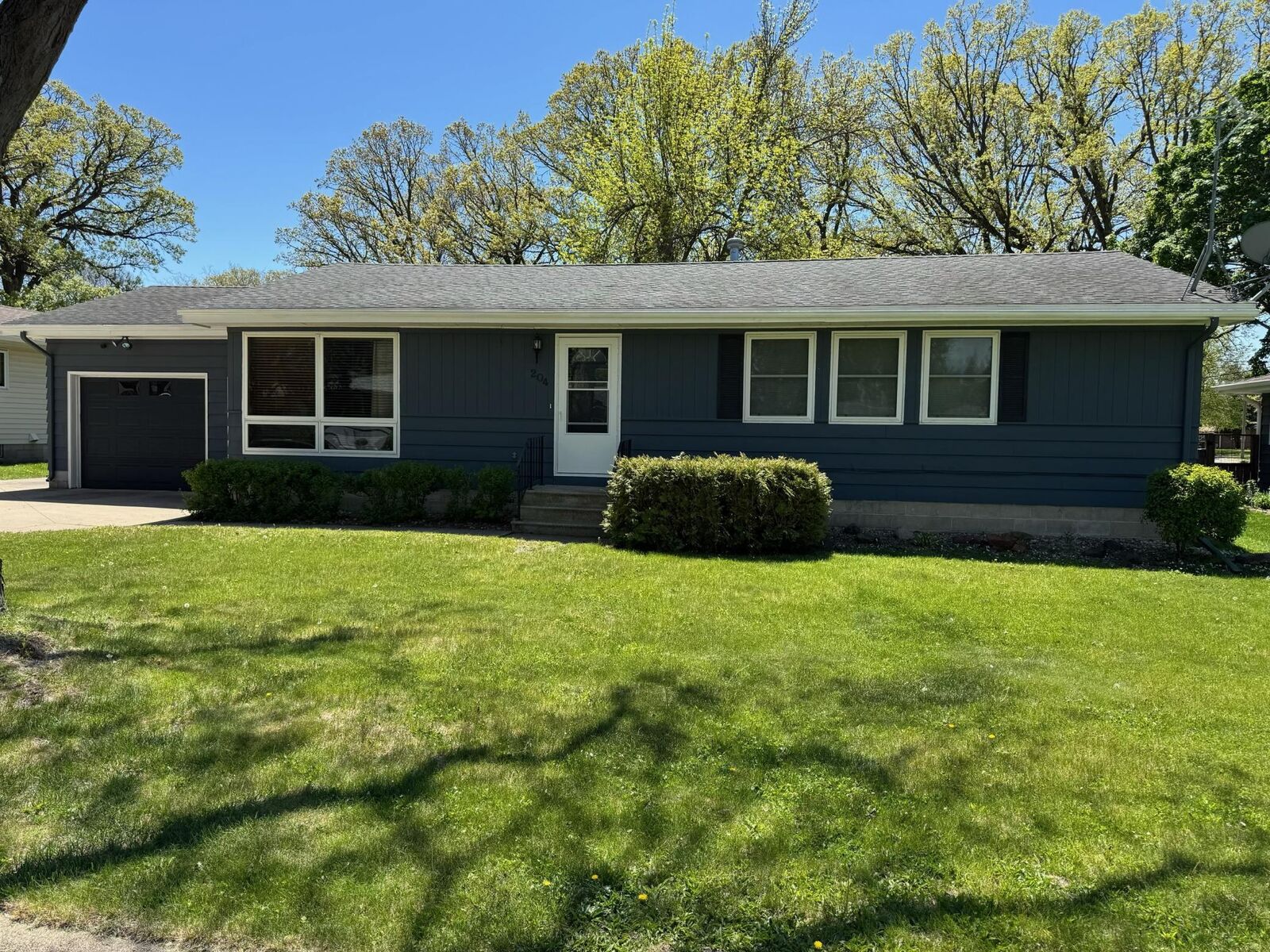 Property Photo:  204 Fredrick Drive  MN 56007 