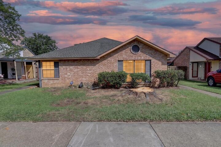 Property Photo: 7257 Pineberry Road TX 75249