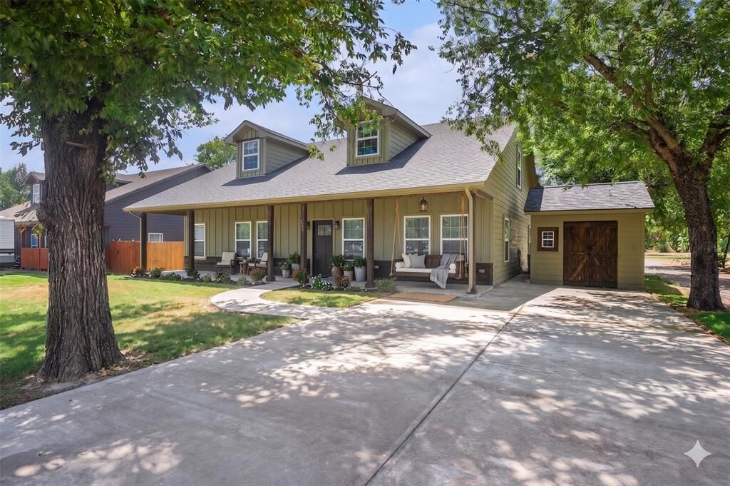 Property Photo: 290 E Aurora Street TX 76078
