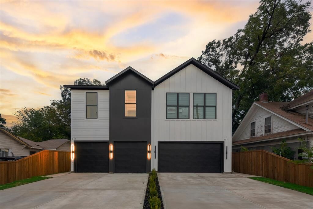 Property Photo:  217 W Yarmouth Street  TX 75208 