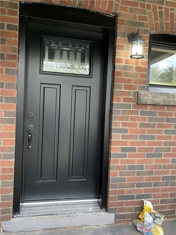 Photo de la propriété:  21 Haddon Avenue S  ON L8S 1X5 