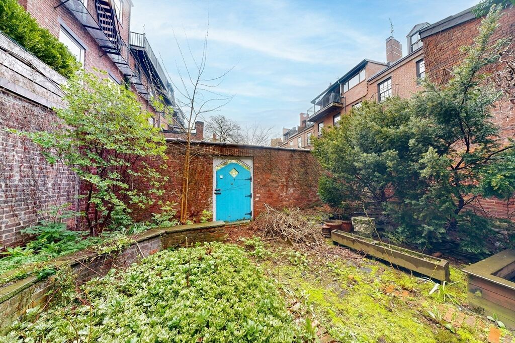 Property Photo:  37 Mt Vernon St 1  MA 02108 