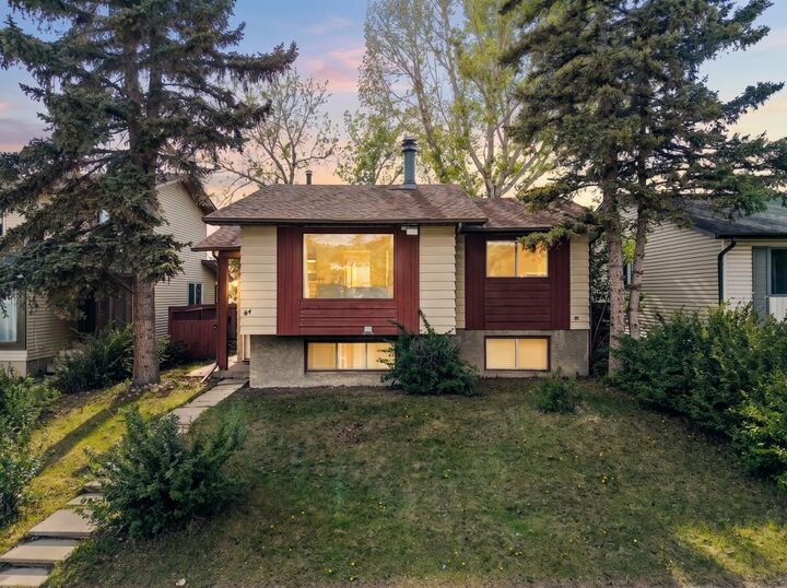 Property Photo:  84 Falconridge Place NE  AB T3J 1A6 